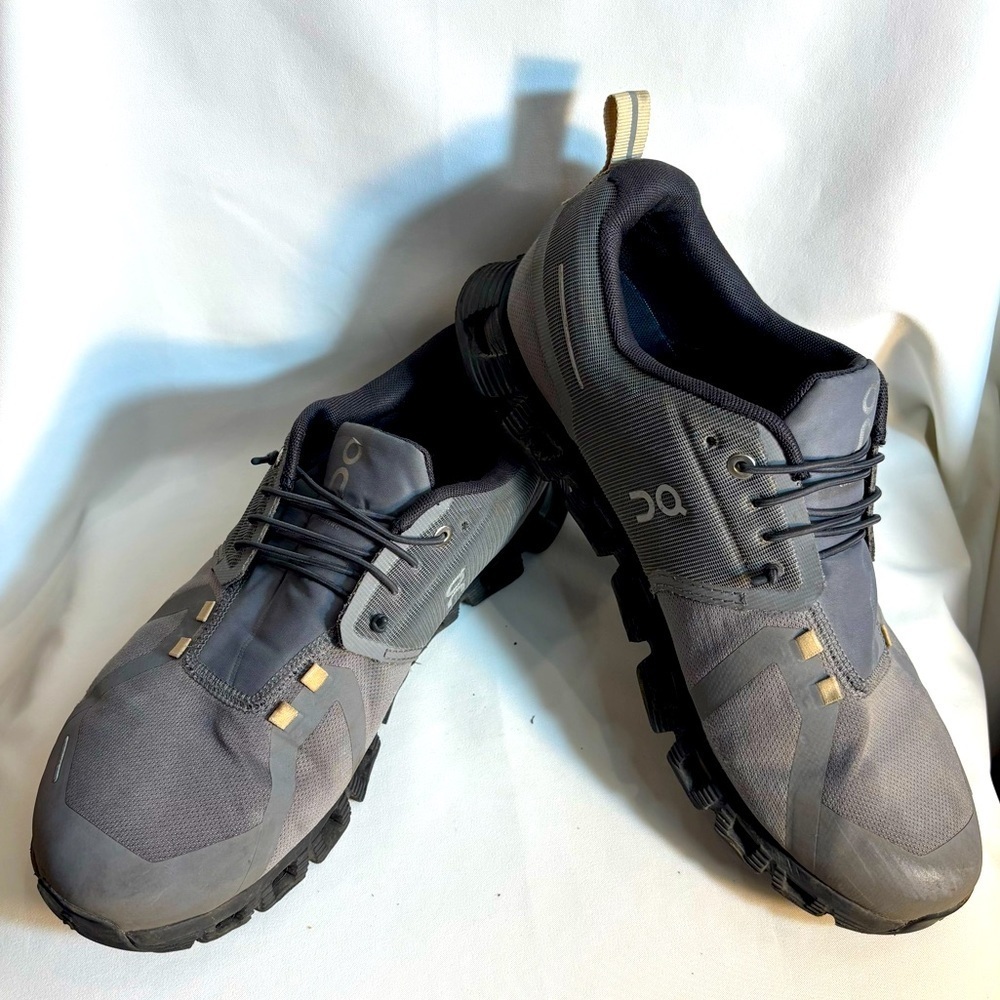 ON CLOUD Sz 10.5 Running Men's Gray Shoes Elastic Laces cushioned Sole